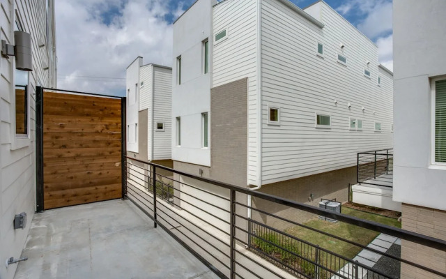 Modern Dallas TownHome 2 BR fully furnis