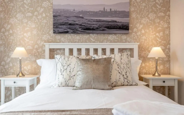 Abbey Villa Central Boutique House with Parking