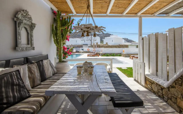 Phaedrus Living: Ornos Beach House Mykonos