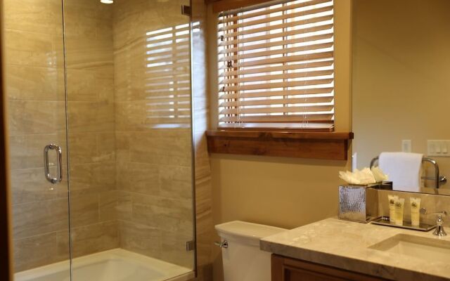 Deluxe Studio Hotel Room by Redawning