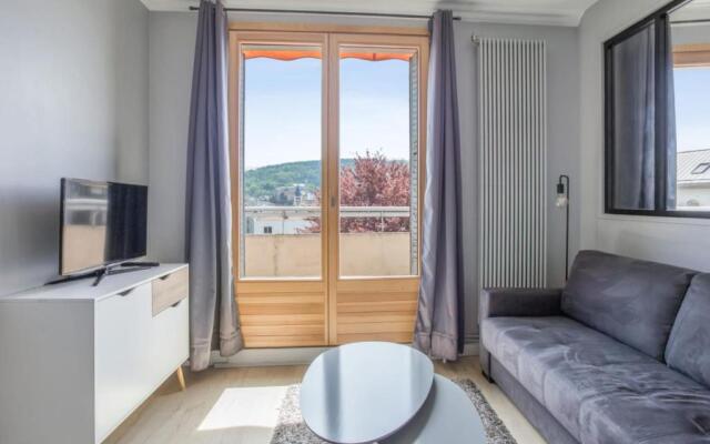 Modern 1br with terrace and a breathtaking view in Annecy