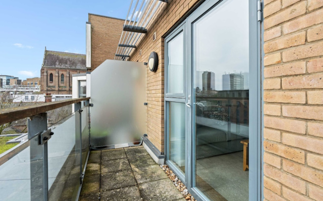 Brighton Getaway - Modern Apartment With Balcony