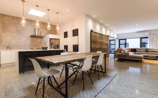 Designer 4 Bedroom Converted Loft Minutes to Skycity