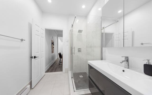 Spacious Renovated Apartment Sleeps 12