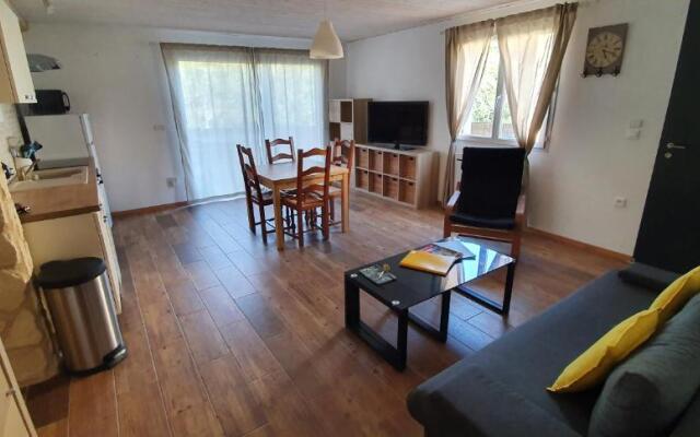 Logement, rez-de-jardin d’une maison, orée du bois