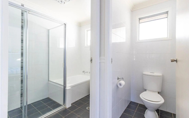 Cockatoo House – Bathroom – Sussex Inlet