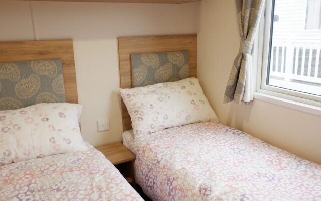 Excellent Caravan 2 Bedrooms Sleeps 6