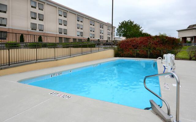 Holiday Inn Express & Suites Greensboro-(I-40 Wendover), an IHG Hotel