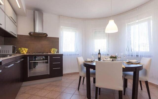 Leona Apartment