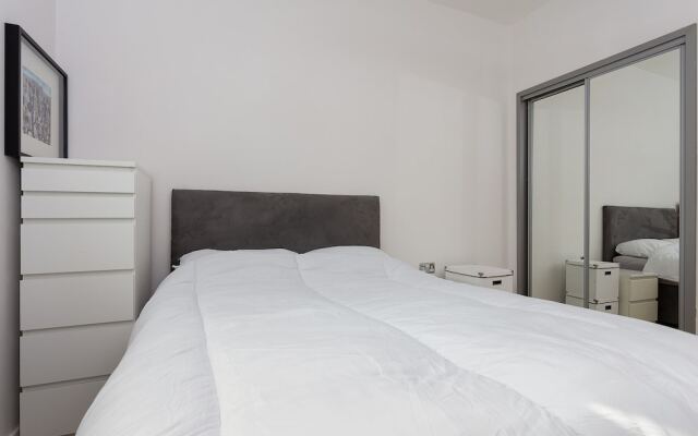 2 Bedroom Apartment in West Hampstead With Balcony