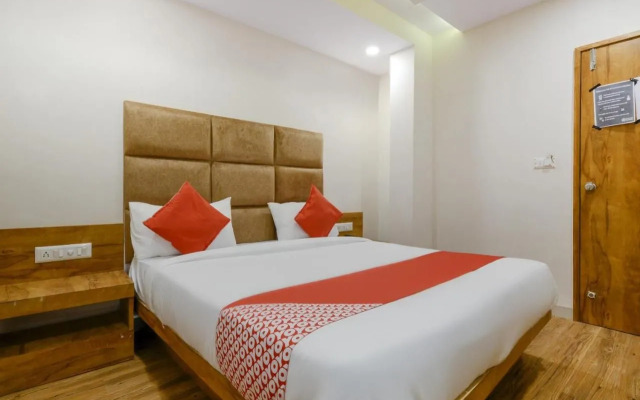 OYO 70998 Hotel Safari Inn