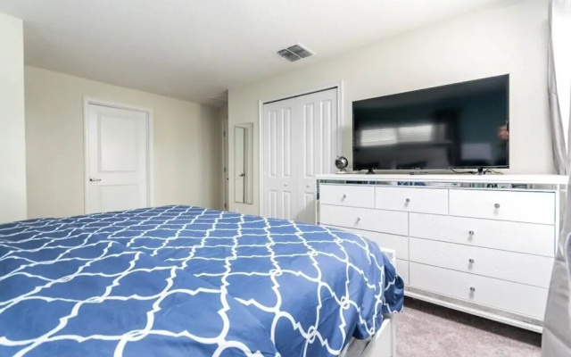 5 Bedroom Town Townhouse