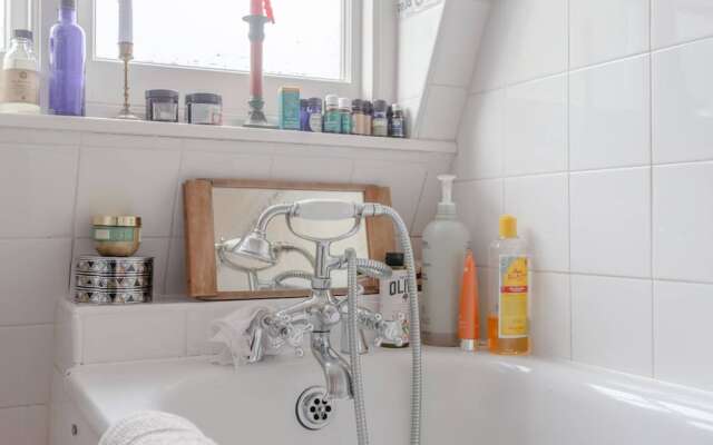 Spacious and Colourful 2 Bedroom Flat in Lambeth