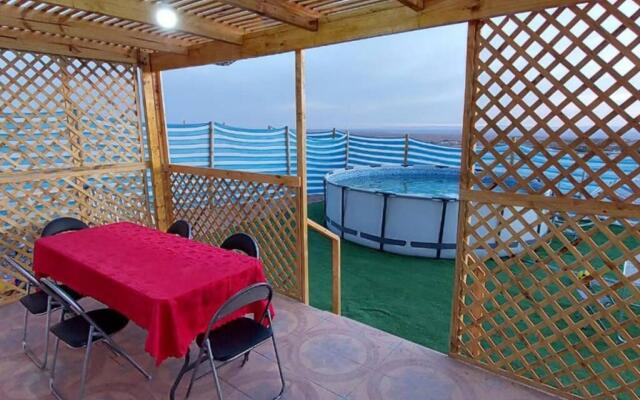 Cabaña con piscina, vista al Oasís de Pica.