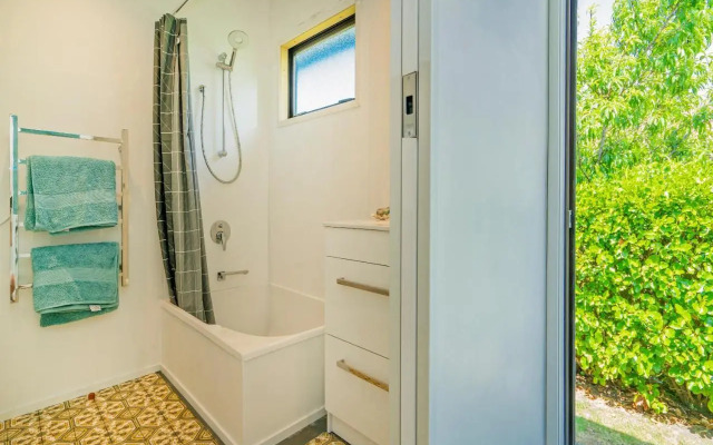 Bay Coast Happy Place - Cooks Beach Holiday Home