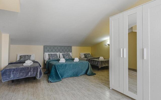 RED Large family apartment, three floors, 10 guests