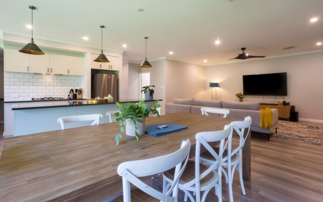 Spacious 4 Bedroom Family Home With Patio and BBQ
