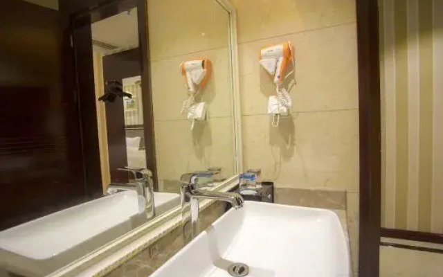Huazhou Huyanwan Chain Hotel Shangjie Branch
