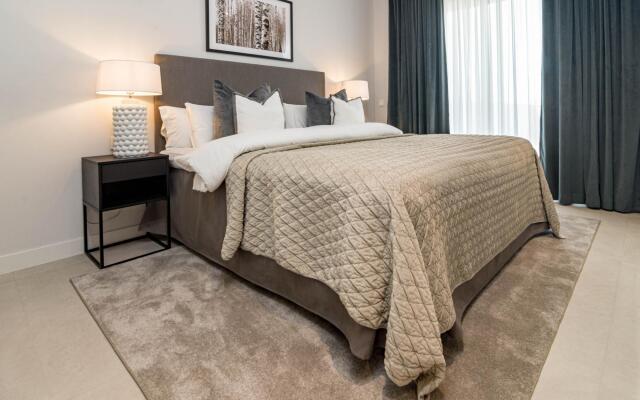 LME9F1- Penthouse, amazing views, families only