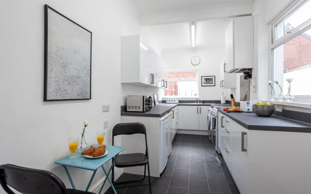 Cosy Home Near Station, Parking, Netflix, Sleeps 5