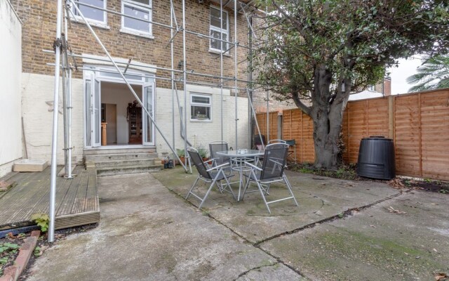 Bright Garden Flat In Wimbledon