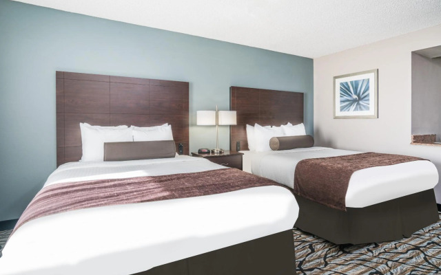 Days Inn & Suites by Wyndham Wausau