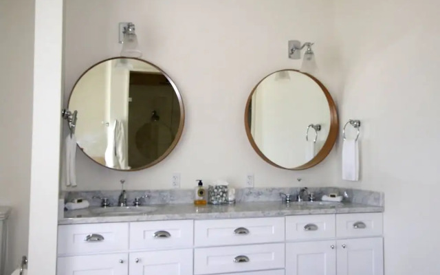 The Sandpiper Inn & Cottages
