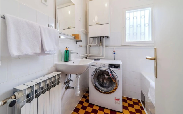 Family Friendly Apartment With Parking