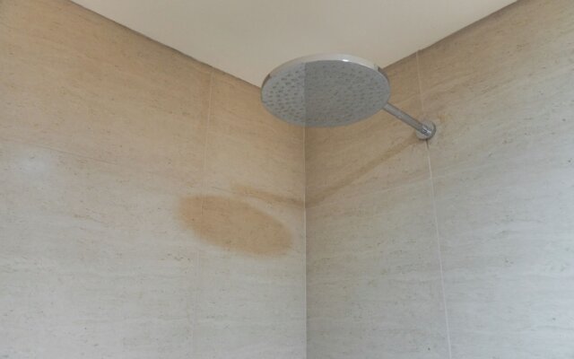 Serene And Best Location 2Br Gold Coast Apartment