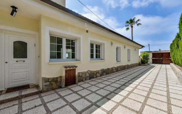 4bed Villa Sleeps 8- Pool, Garden, Bbq, Near Beach