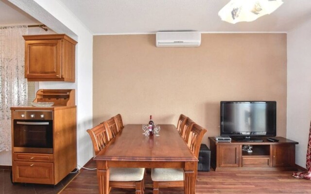 Emilie's House And Apartment