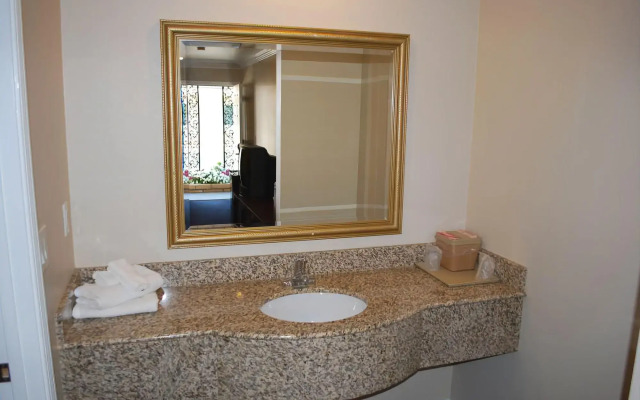 Walnut Inn & Suites West Covina