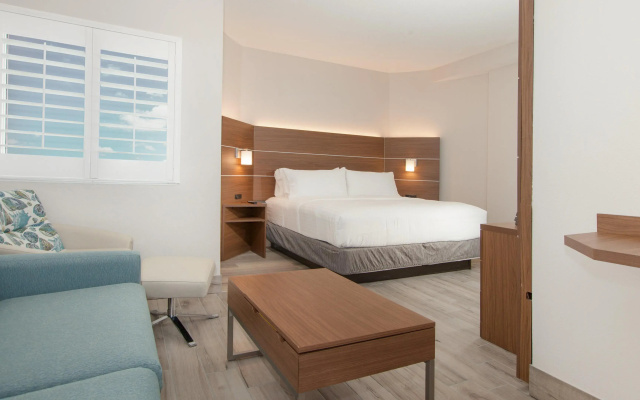 Holiday Inn Express & Suites Panama City Beach - Beachfront by IHG