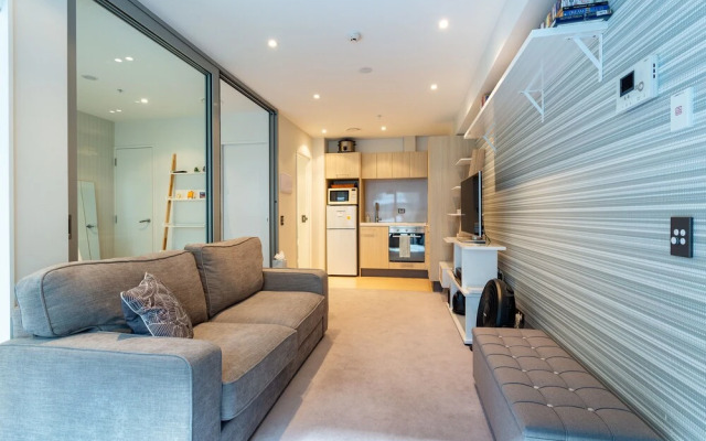 Toodle's Pristine inner-city nest with carpark