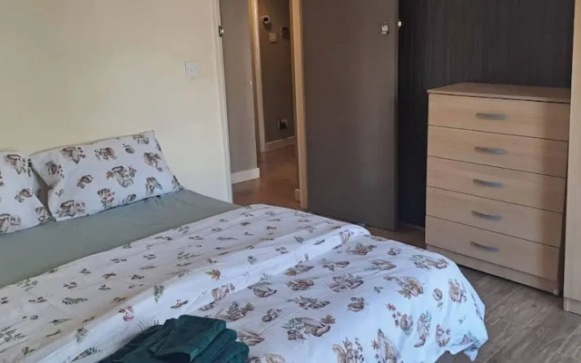 Room-charming Leicester Guest Room With