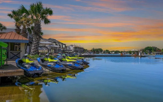 Luxury Waterfront Condo W/pool & Views!