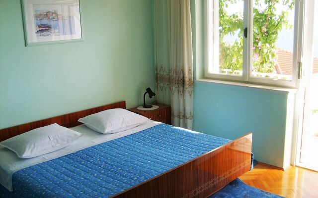 Apartment Ivan - with parking : A4 Omis, Riviera Omis