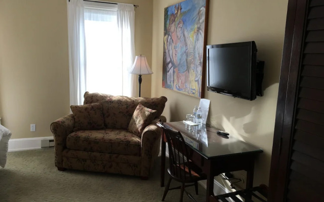 Tawsty Flower - Haines Suites