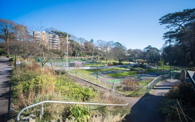 Chine Gardens Apartment