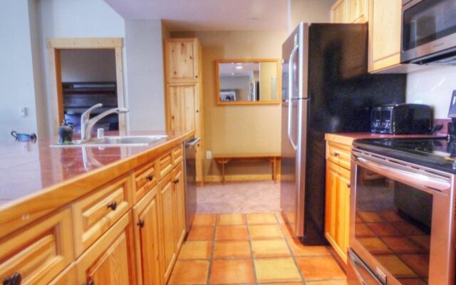 Comfortable Condo, Outstanding Location - TX414 by RedAwning