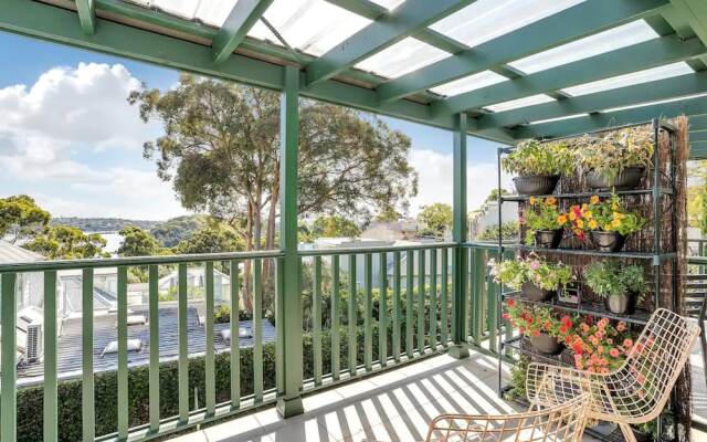 Harbourside Pad With Waterfront Views