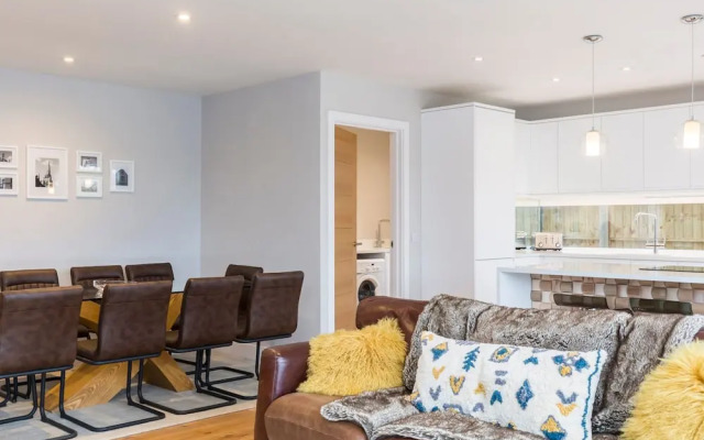 Stylish new Home With Parking - King Beds Garden