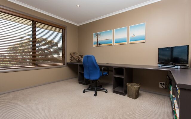 Tura Beachhouse in Dolphin Cove