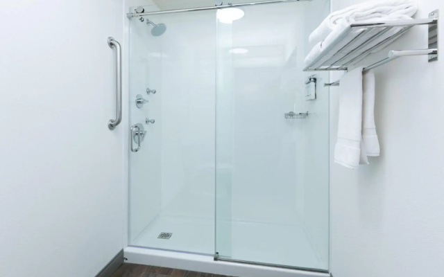 Holiday Inn Express & Suites Miami Airport East by IHG