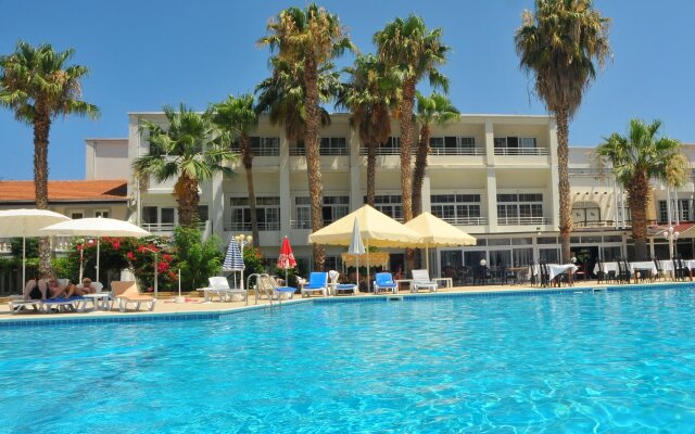 LA Hotel & Resort