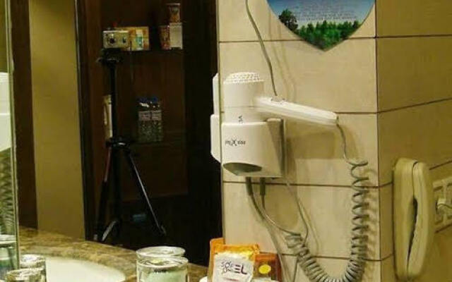 Red Crowned Crane Hotel