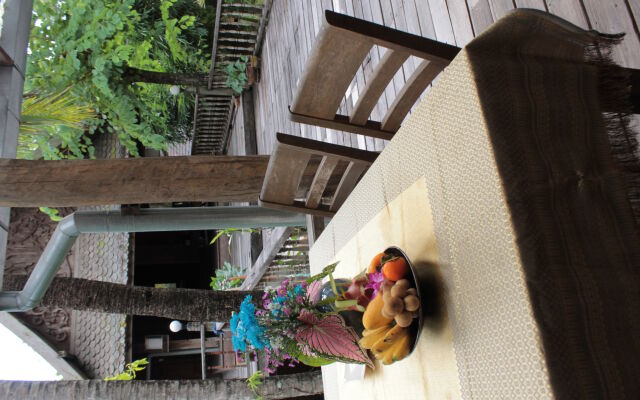 Thai Teak House Garden Homestay