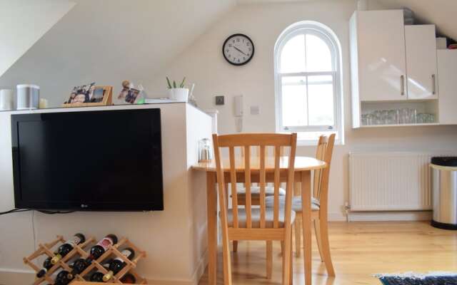 Modern 2 Bedroom Maisonette