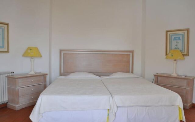 Nestled in Vilamoura, Private Pool, Free Off-street Parking, AC & Wifi