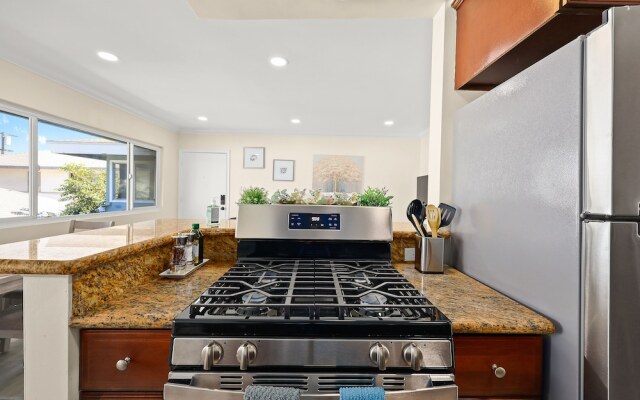 Sunny & Cheerful Near I-10 ~ Queen Beds ~ Parking